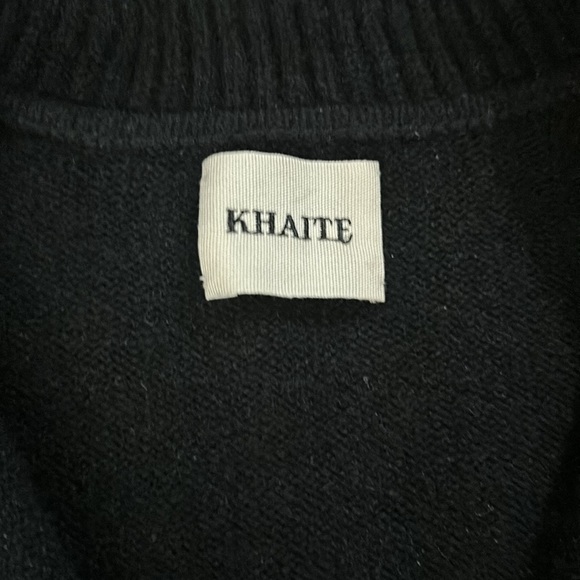 Khaite Cashmere Pullover
Black
Printed
Long Sleeve with V-Neck - Picture 6 of 11